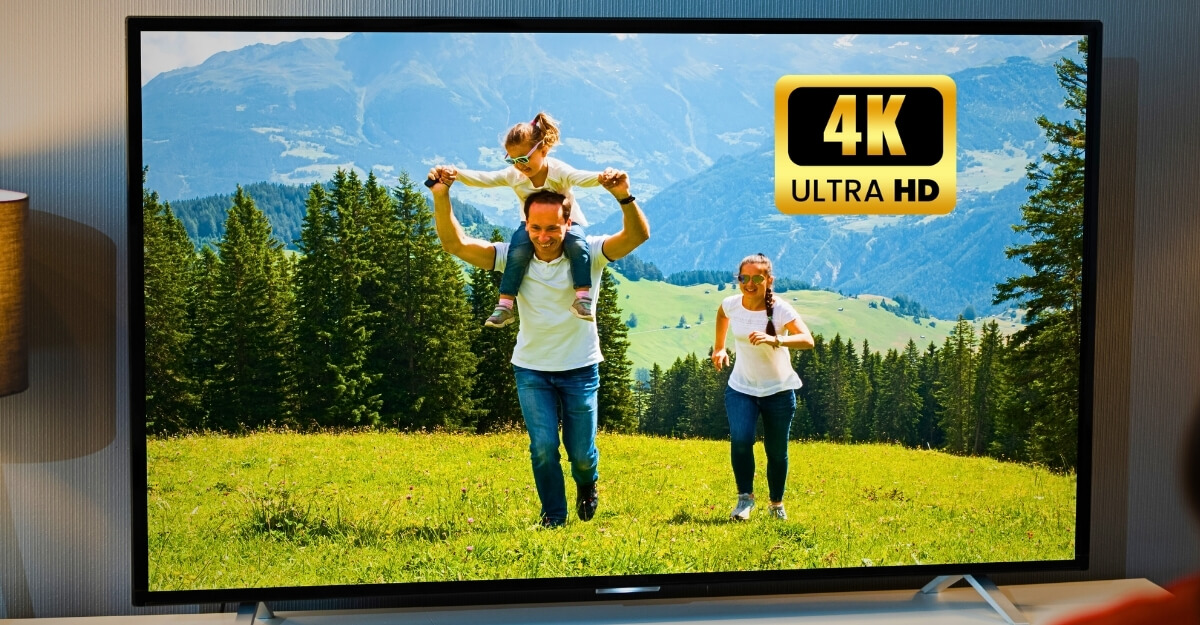 Imagem de família feliz em tela de TV com qualidade Ultra HD, exibida por meio do Fire TV Stick 4K em ambiente doméstico.